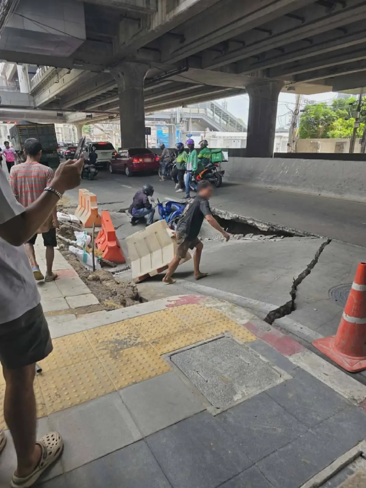 ระทึก! ถนนจรัญสนิทวงศ์ทรุดตัว หน้า รพ.วิชัยเวช แยกไฟฉาย