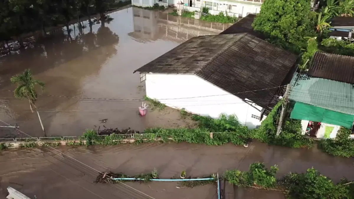 ดอยขุนตาลฝนถล่ม ทำน้ำป่าท่วมห้างฉัตร ผู้ว่าฯ สั่งจับตา 24 ชม.