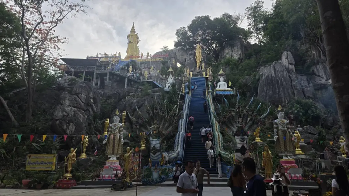 ศรัทธาหลั่งไหล! แห่กราบ "สมเด็จองค์ปฐมบรมจักรพรรดิ" วัดผารังหมี