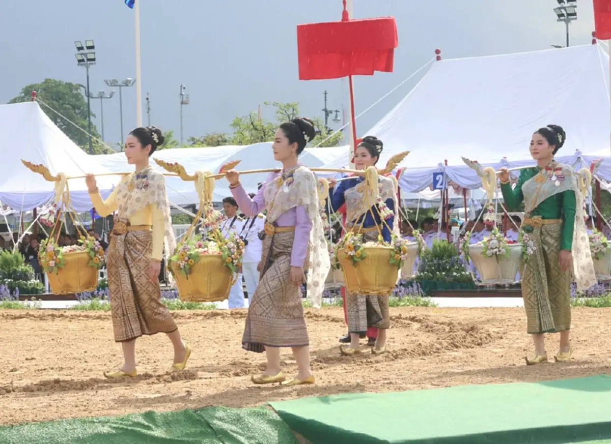 เผยโฉม "เทพีคู่หาบทอง-หาบเงิน"พระราชพิธีพืชมงคลจรดพระนังคัลแรกนาขวัญ 2569
