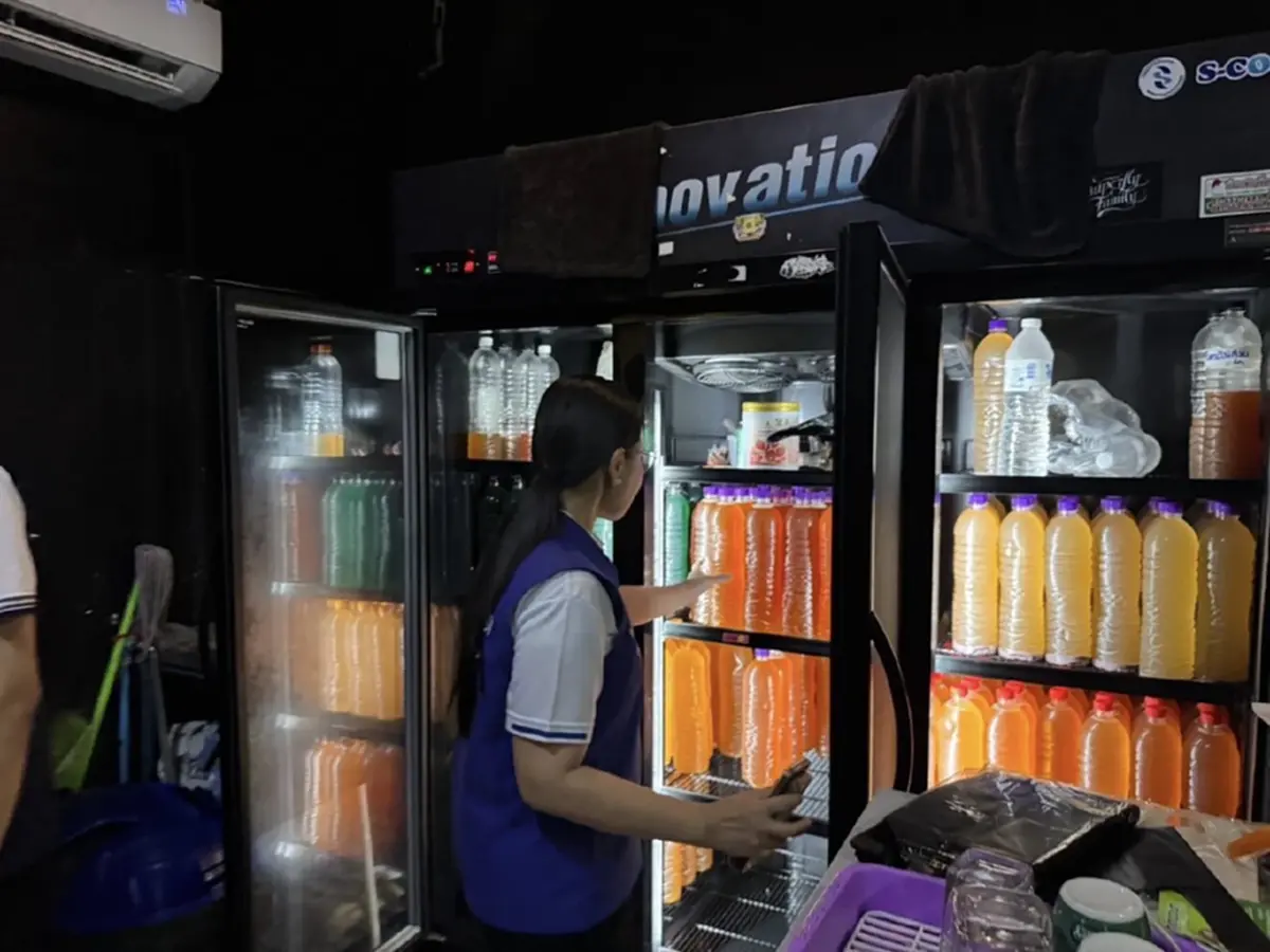 ชาวบ้านร้องหนัก! สุดท้ายโดนบุกจับคาร้าน เจอน้ำกระท่อมเพียบ