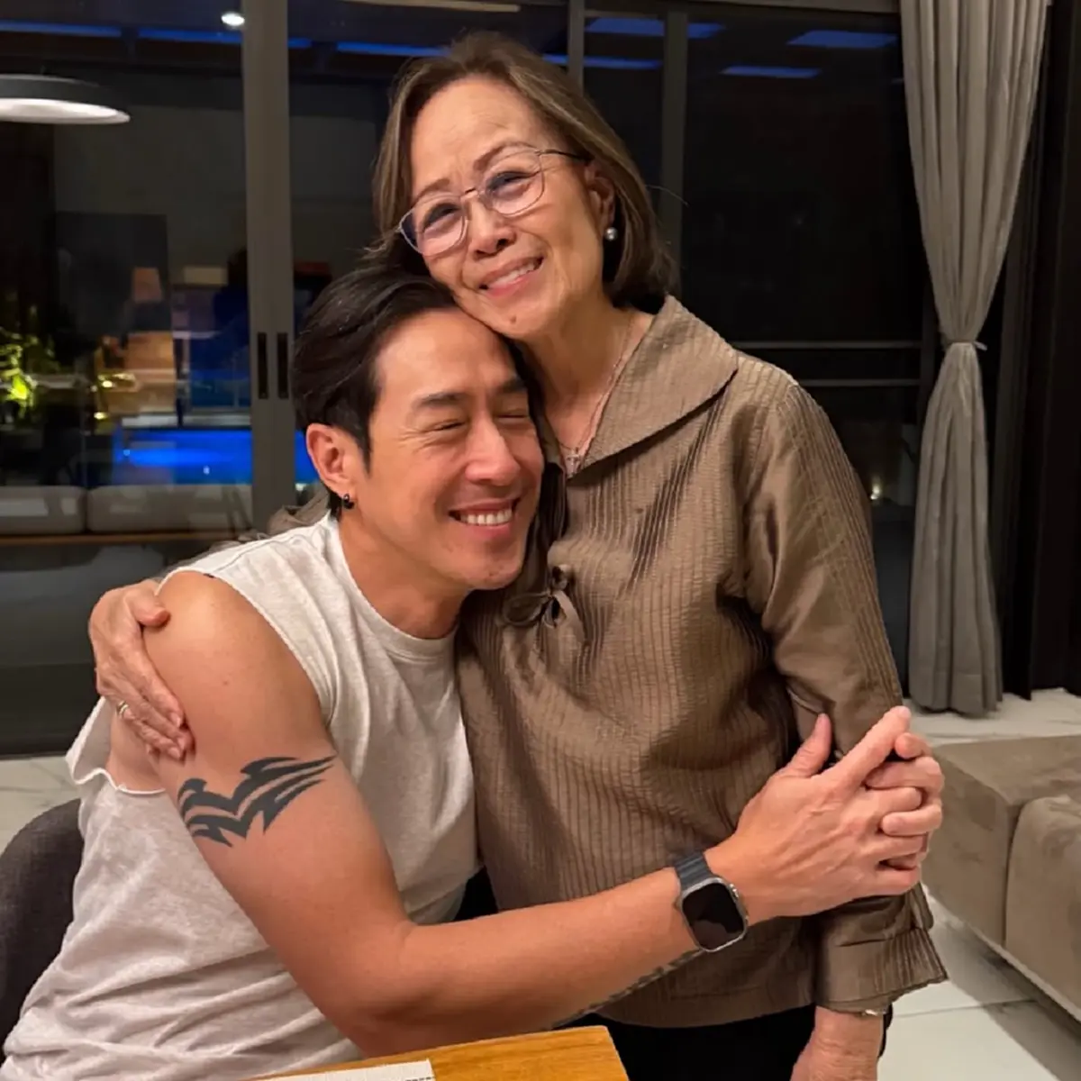 อบอุ่นมาก “เจ เจตริน” ร่วมเฟรม “ปิ่น เก็จมณี” ฉลองวันเกิดคุณแม่ 