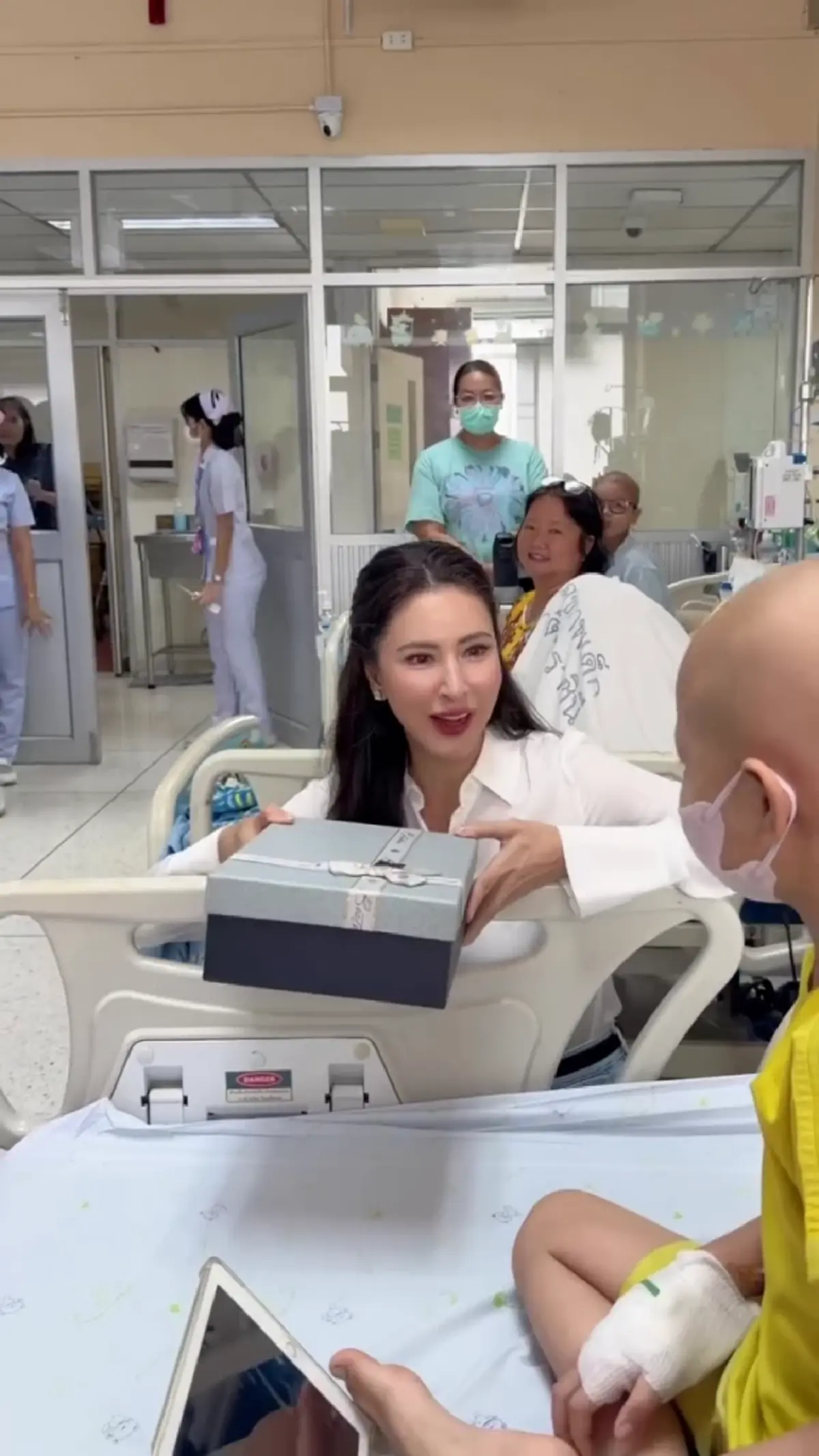โมเมนต์อบอุ่น  "ศรีริต้า" มอบของขวัญพิเศษให้น้องผู้ป่วยมะเร็ง 