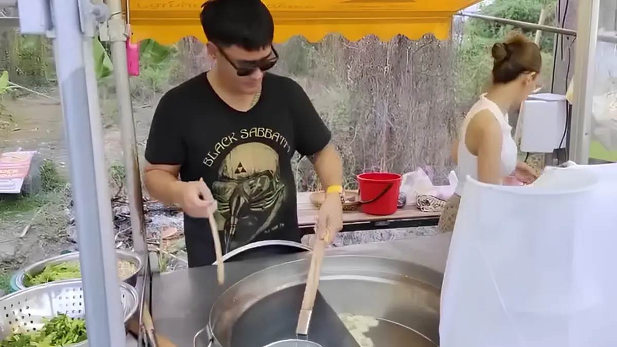 “เติ้ล ธนพล” ผันตัวขายก๋วยเตี๋ยวเต็มตัว ลั่นขยันไว้ไม่มีอด