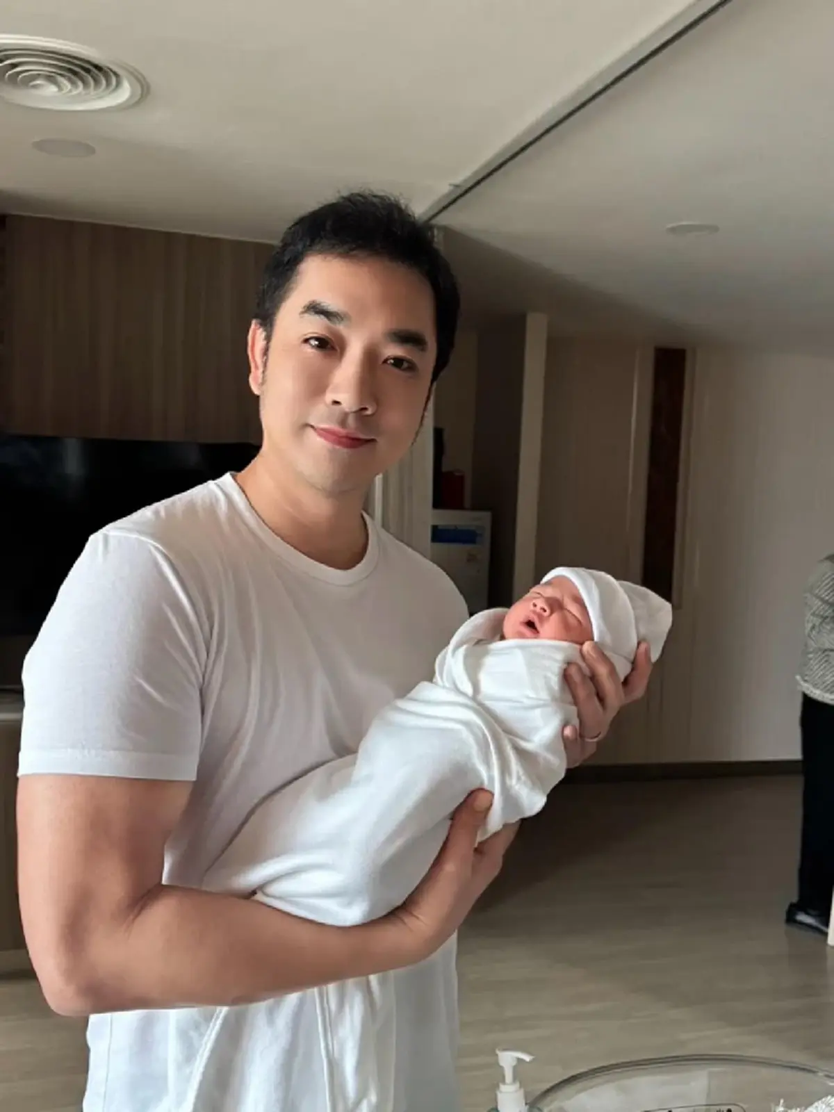 เจมส์ เรืองศักดิ์   เปิดตัวลูกสาวคนที่ 2  แฟนคลับแห่ยินดีล้นหลาม