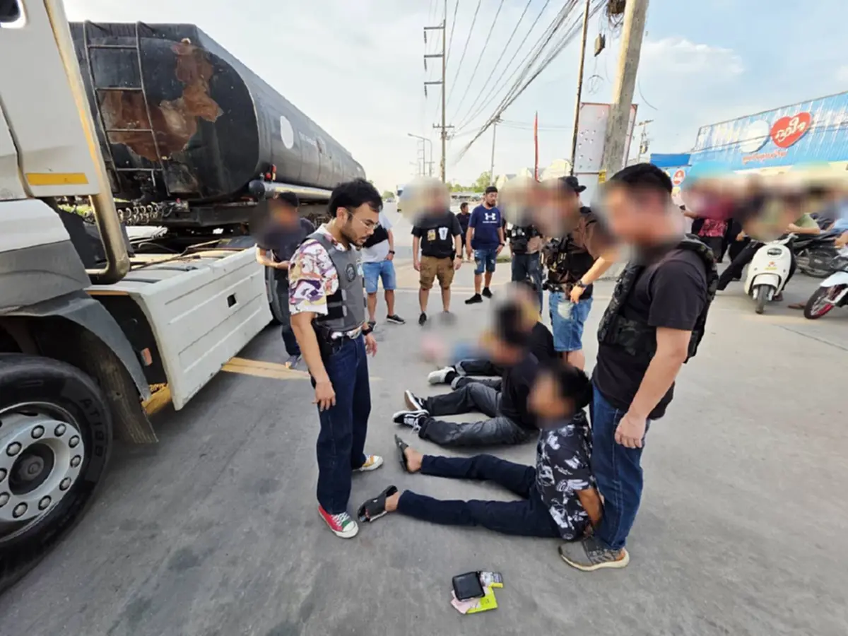 ยึดกว่า 210 ล้าน จับคาถนน รถพ่วงบรรทุกยางมะตอย ดัดแปลงเป็นช่องลับ
