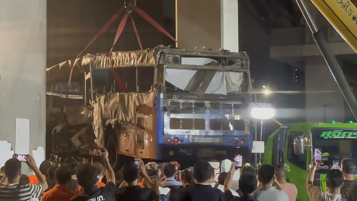 อัปเดตล่าสุด ผู้บาดเจ็บเหตุรถไฟชนรถเมล์ 206 กลางแยกอโศก-ดินแดง