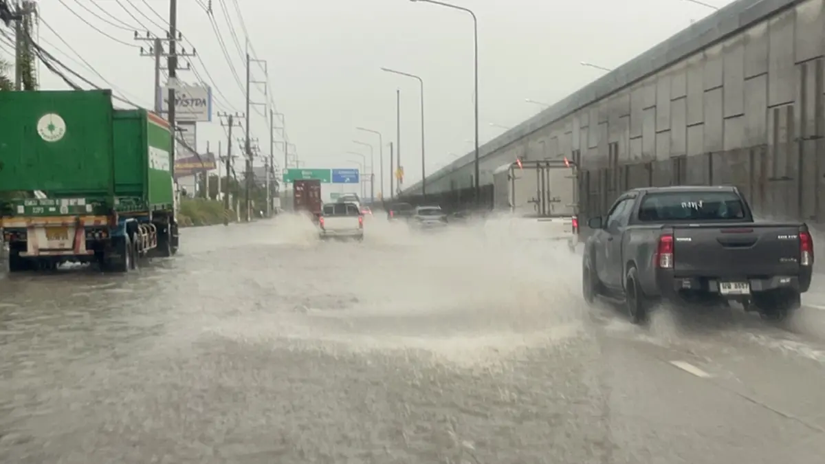ศรีราชาอ่วม! ฝนถล่ม 2 ชม. น้ำท่วมแยกเขาน้ำซับ รถเล็กผ่านไม่ได้