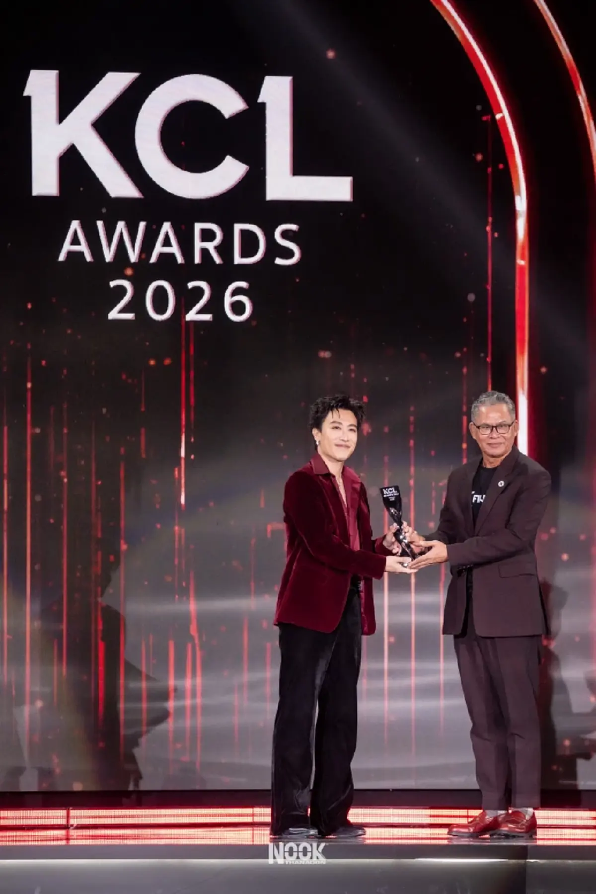 "นุ๊ก ธนดล" คว้ารางวัล ลูกทุ่งยอดนิยม คมชัดลึก อวอร์ด ครั้งที่ 22
