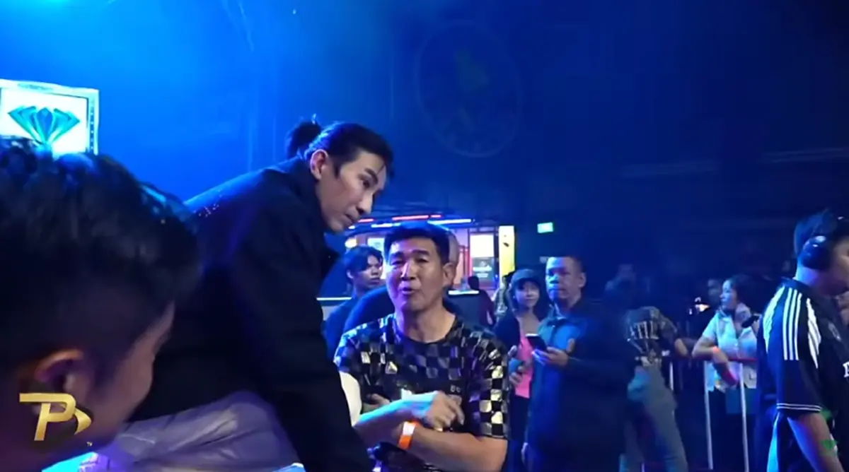 รู้แล้ว "สมรักษ์ คำสิงห์ " กระซิบบอกอะไร "หนุ่ม กรรชัย" บนเวทีมวย