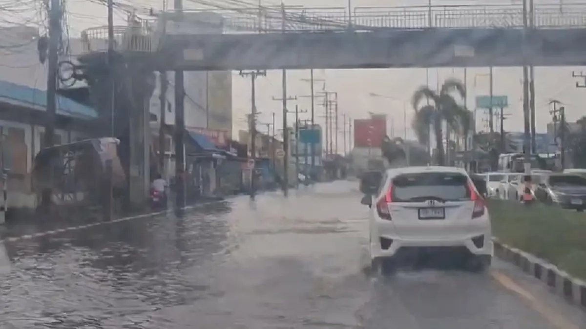 ฝนถล่มโคราช! น้ำท่วมสามแยกหัวทะเลอ่วม รถเล็กสัญจรทุลักทุเล