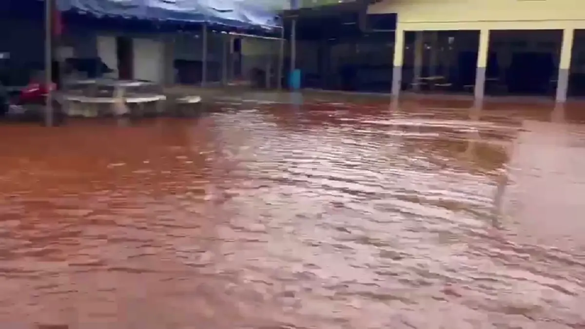 น้ำป่าสีแดงทะลักท่วมโรงเรียนตาก สั่งหยุดเรียนเด็กเล็กหนีโคลน