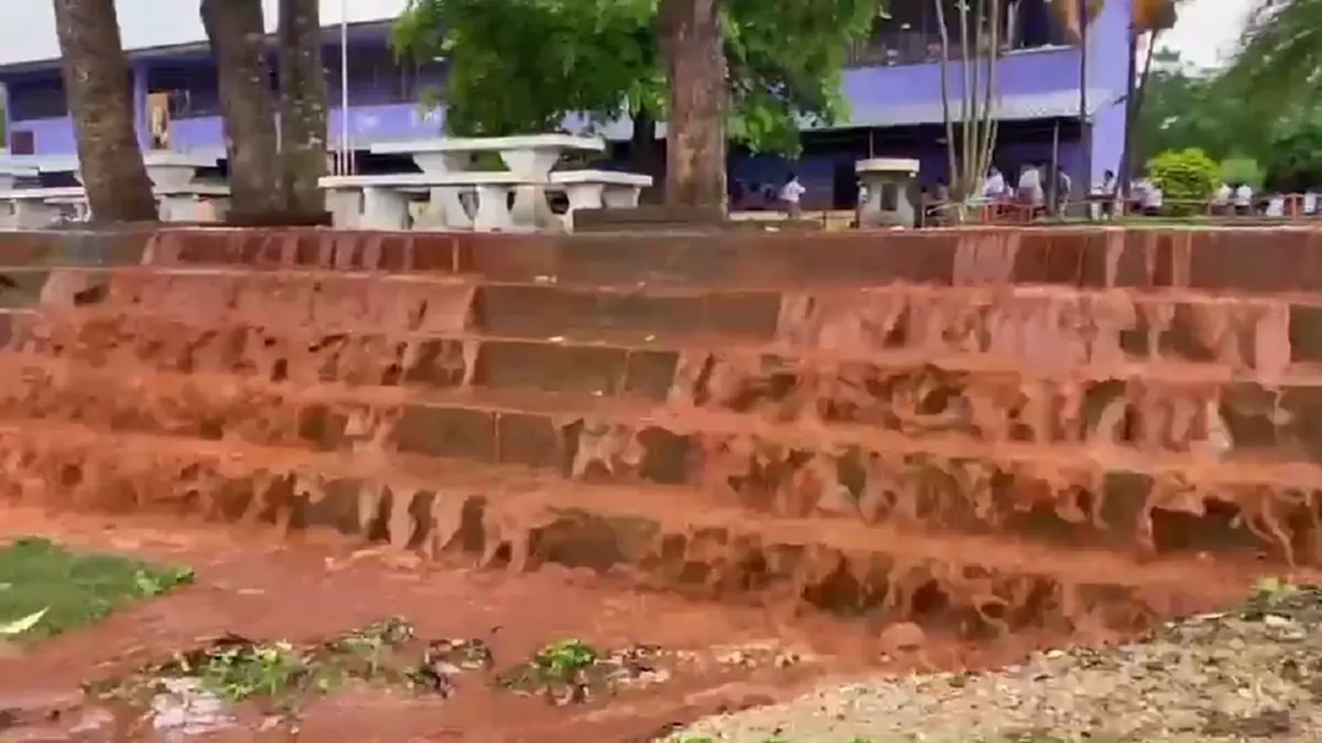 น้ำป่าสีแดงทะลักท่วมโรงเรียนตาก สั่งหยุดเรียนเด็กเล็กหนีโคลน