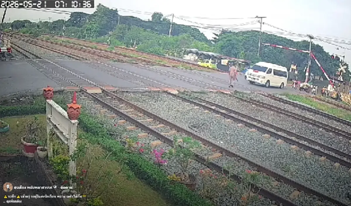 ระทึก รถตู้รับส่งนักเรียน จอดคาราง ในช่วงที่รถไฟกำลังใกล้เข้ามา