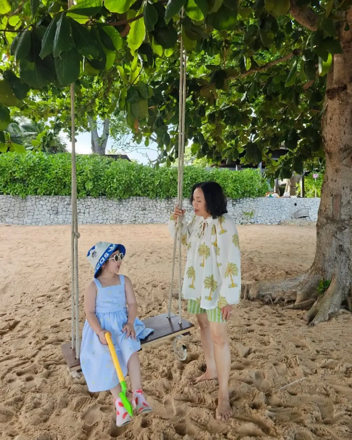 ฉายแววตัวแม่  "น้องเกล" เช็กอินทะเลกับคุณยาย ลุคนี้ดูโตเป็นสาว