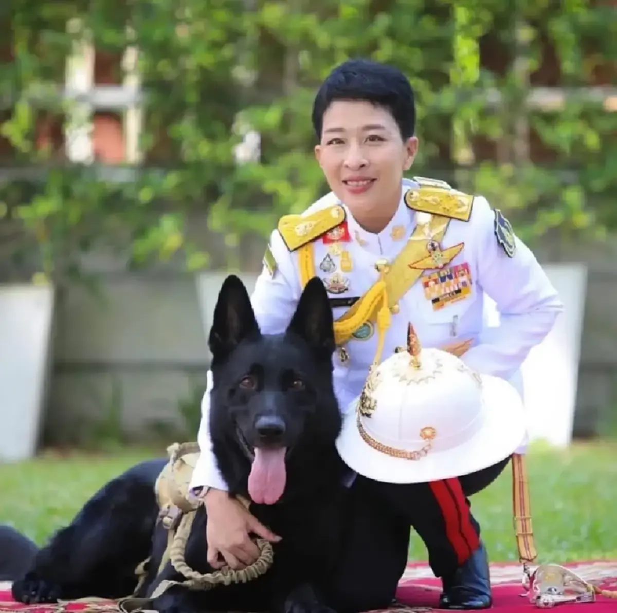 พระองค์ภา กับ 'หนึ่งในสุนัขทรงเลี้ยง กองร้อย Von der 908'