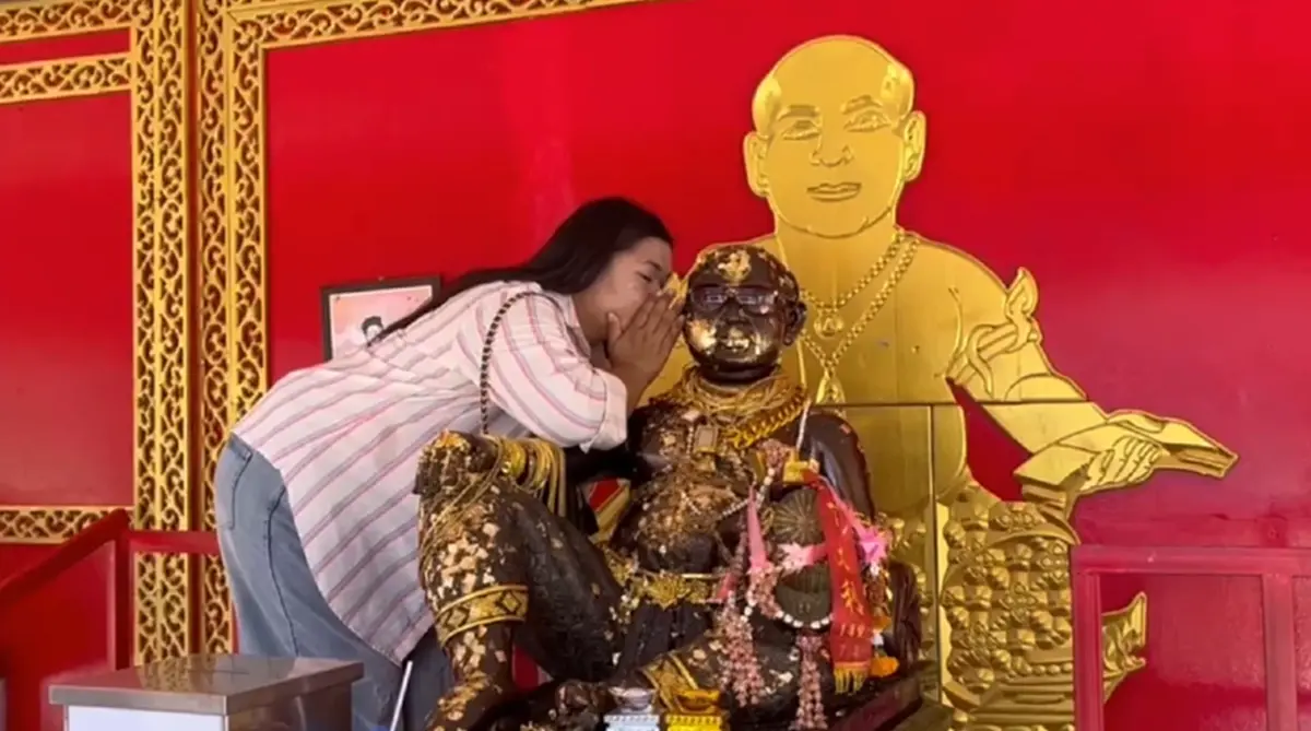 สาวถูกหวย ก่อนขนหมูกระทะแก้บนพ่อขุนช้าง พร้อมโชว์เลขฝ่ามือ