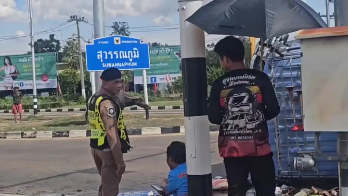 สิบล้อขนวัวควายคว่ำ วัวควาย 21 ตัวแตกตื่นขวิดคนช่วยเจ็บปางตาย