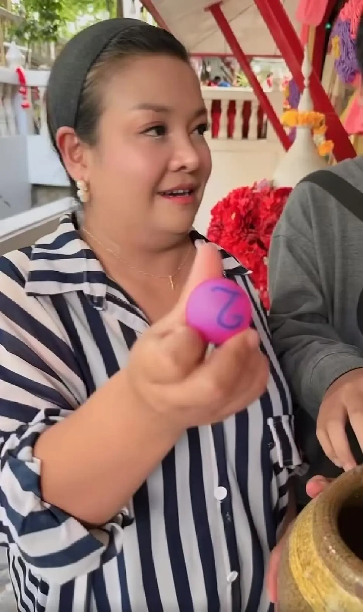 ยุ้ย ญาติเยอะ จุดธูปไหว้ แม่ผึ้ง พุ่มพวง ล้วงไหหยิบได้เลขสวย
