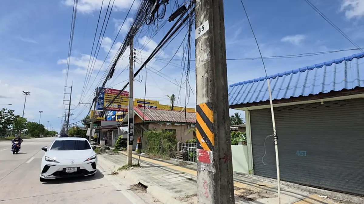ชนซ้ำเสาเดิม! หนุ่มโรงงานดับสลด ชาวบ้านผวาเสาไฟเลข 35