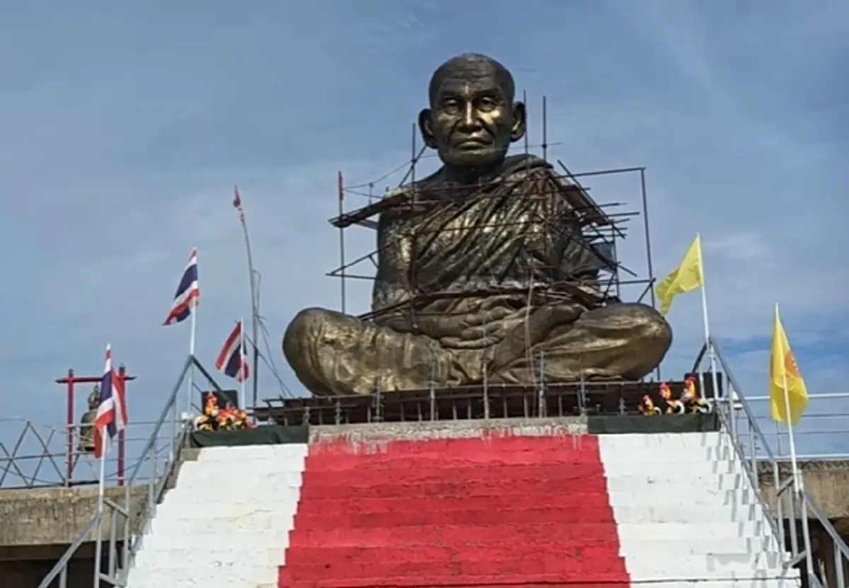 จากคำบนสู่ 12 ล้าน! เจ้าของโชคใหญ่กลับวัดดัง ขนหัวหมู 100 หัวถวาย