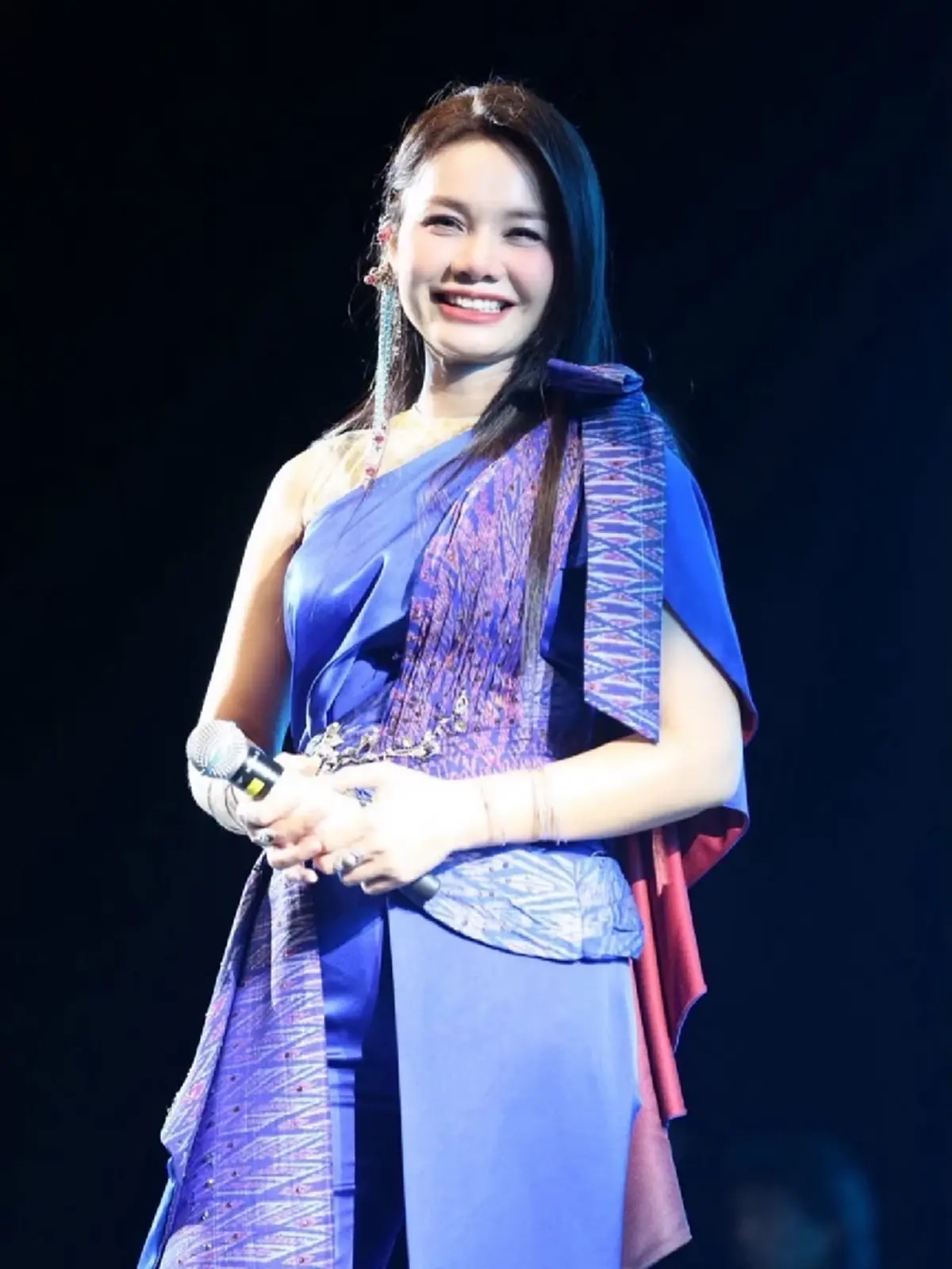 ไม่ลืมตัว! "ต่าย อรทัย" โผล่ยืนร้องเพลงขายของกลางตลาดนัด!