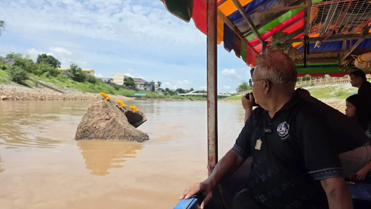 ฮือฮา! แม่น้ำน่านลดฮวบ เผยโฉม "ตะเคียนพันปี" กลางแม่น้ำ