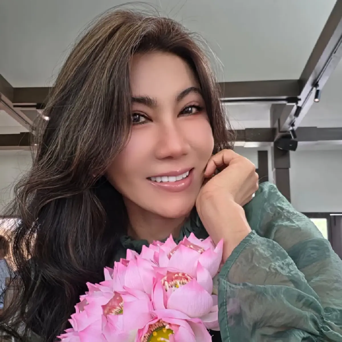  สลัดลุคผมม้า เปิดหน้าผากรับความปัง สวยฉ่ำจนจำแทบไม่ได้
