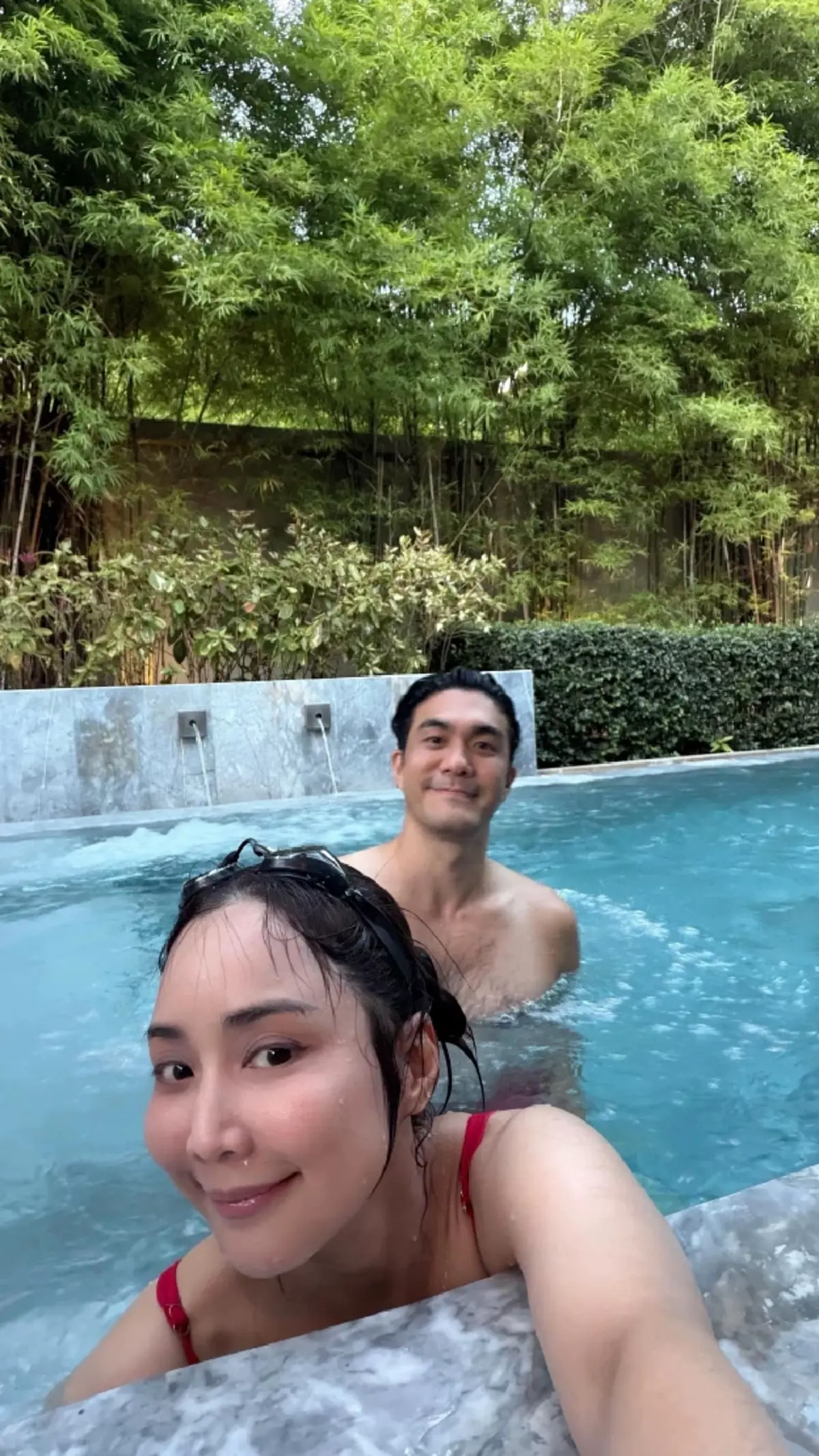จั๊กจั่น อคัมย์ศิริ นุ่งชุดว่ายน้ำอวดหุ่นแซ่บ สาดชอตสวีตคู่สามี 