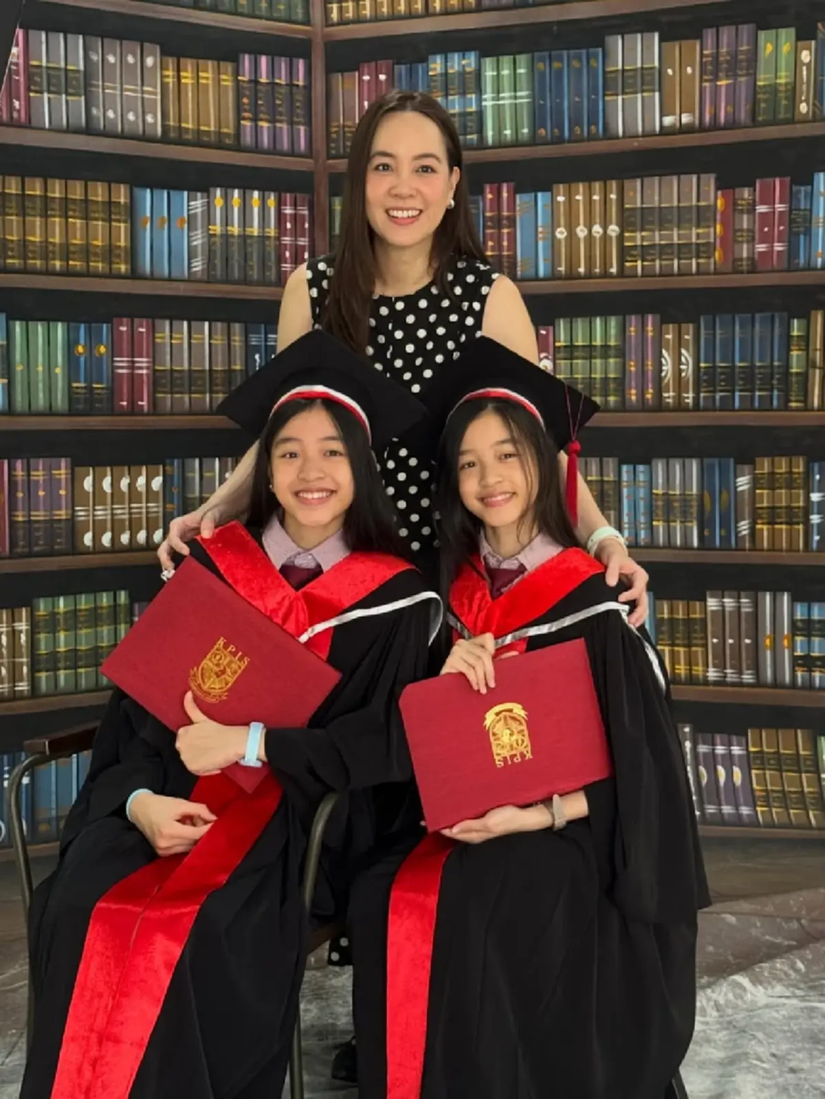ลูกสาวฝาแฝดของนักแสดงรุ่นใหญ่  เรียนจบประถม คว้าเกรดดีเด่น 