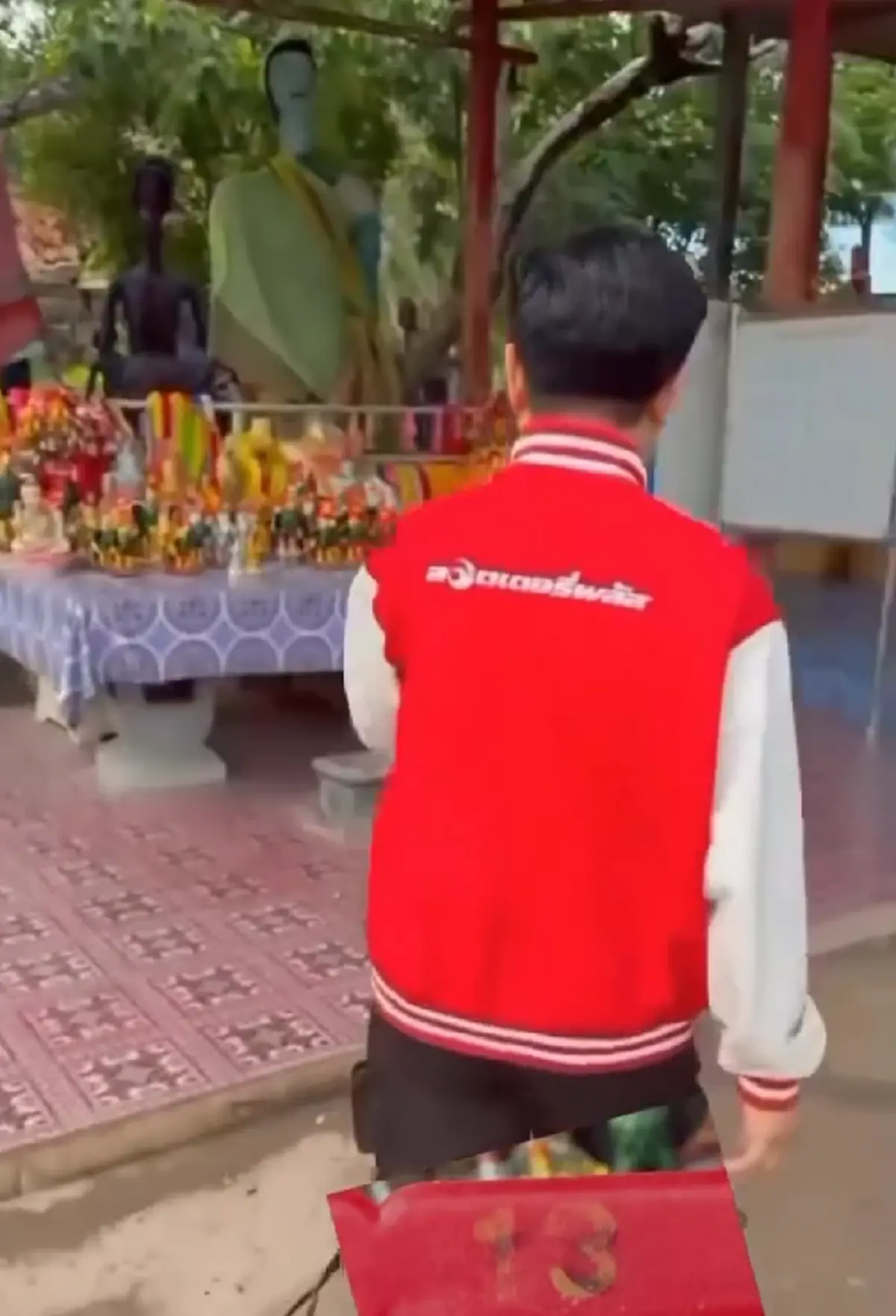 ลูกทุ่งดัง มนต์สิทธิ์ คำสร้อย เขย่าเซียมซีโชว์ ได้เลขสวย