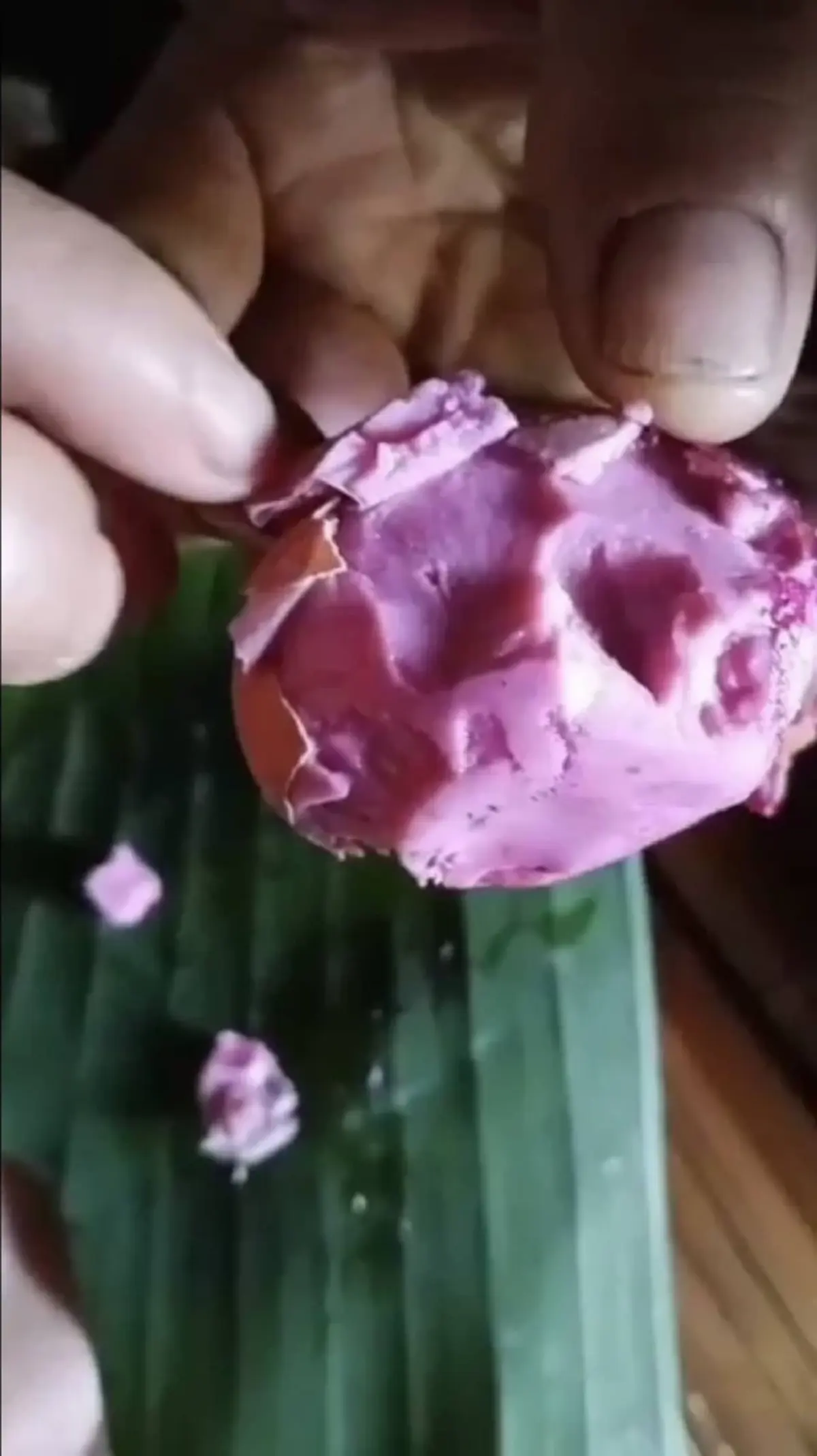 ต้มไข่กินแทบช็อก! เจอไข่ขาวสีแดงอมชมพู ชาวบ้านผวาแจ้งนายอำเภอ