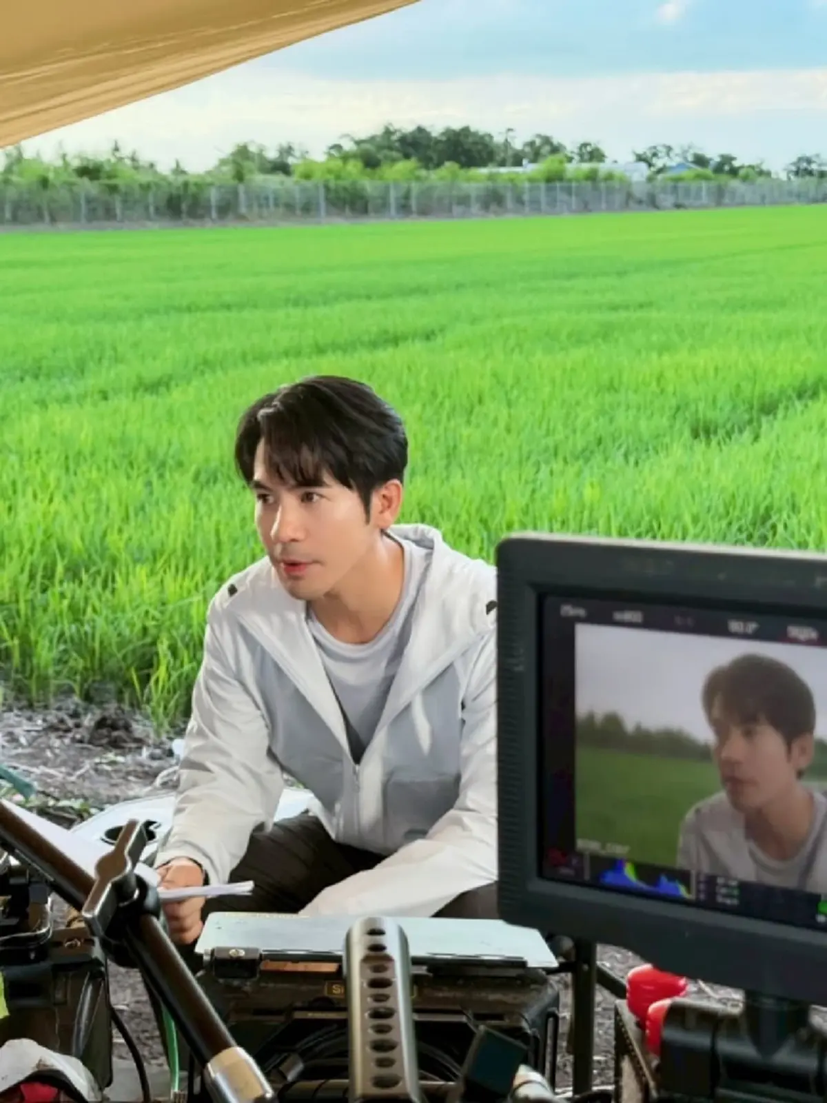 โป๊ป ธนวรรธน์’ คัมแบ็กโพสต์รูป  แต่ภาพเบื้องหลังทำแฟนๆคิดถึง