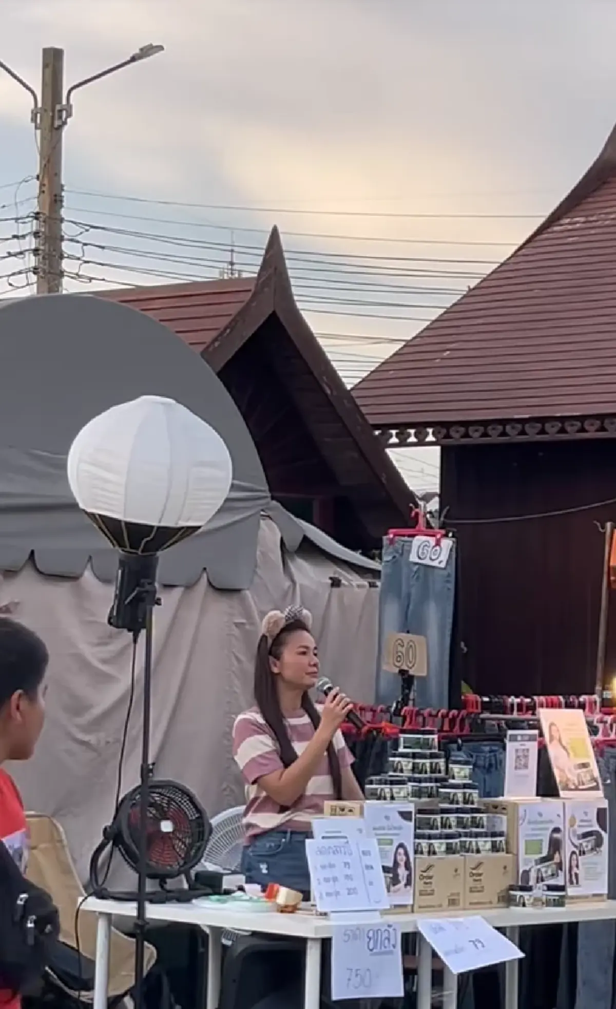 ไม่ลืมตัว! "ต่าย อรทัย" โผล่ยืนร้องเพลงขายของกลางตลาดนัด!