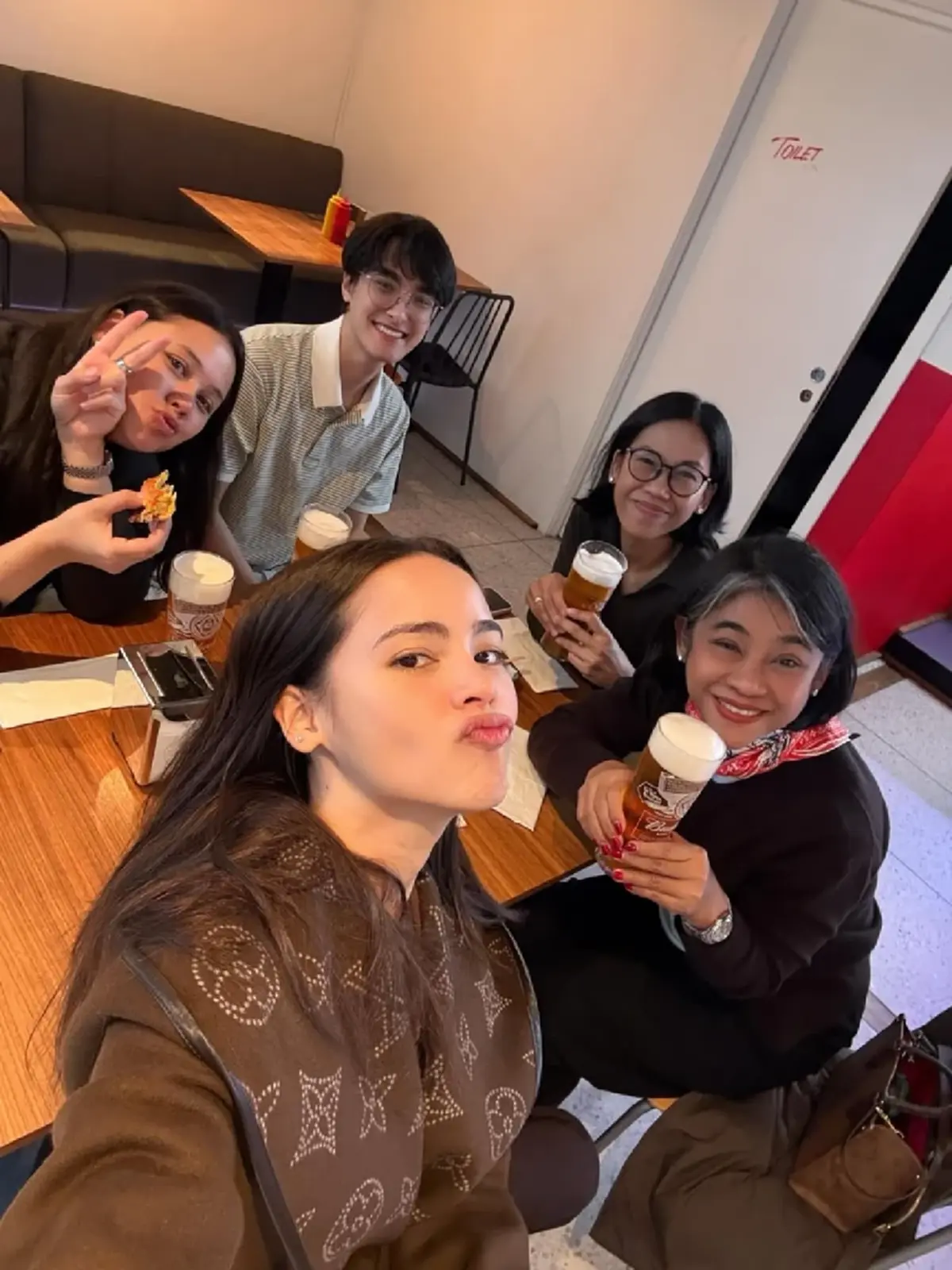 ส่องภาพล่าสุด "เฮนรี่" ลูกพี่ลูกน้อง "ญาญ่า" หล่อละมุนแย่งซีน 