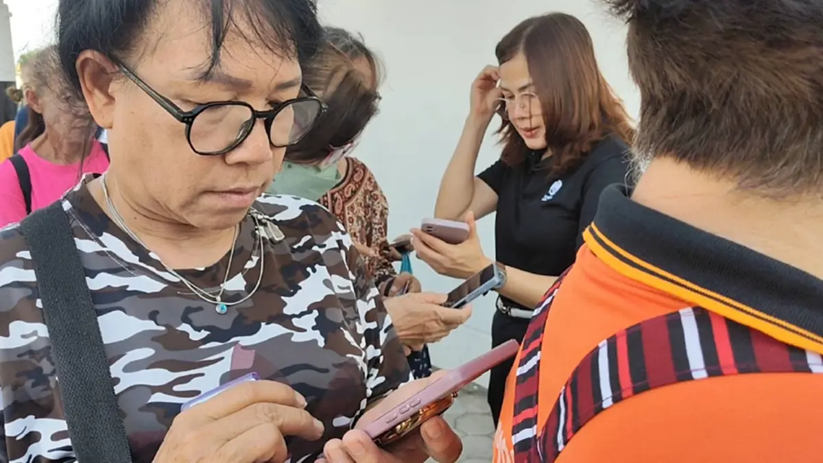 คึกคักแน่นกรุงไทย! ชาวพิษณุโลกแห่ยืนยันตัวตน 'บัตรคนจน' รอบใหม่