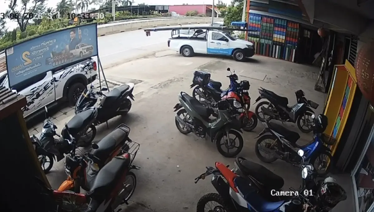 วงจรปิดเผยนาทีสลด! เหล็กยื่นท้ายรถกระบะ คร่าชีวิตหญิงขี่รถผ่าน