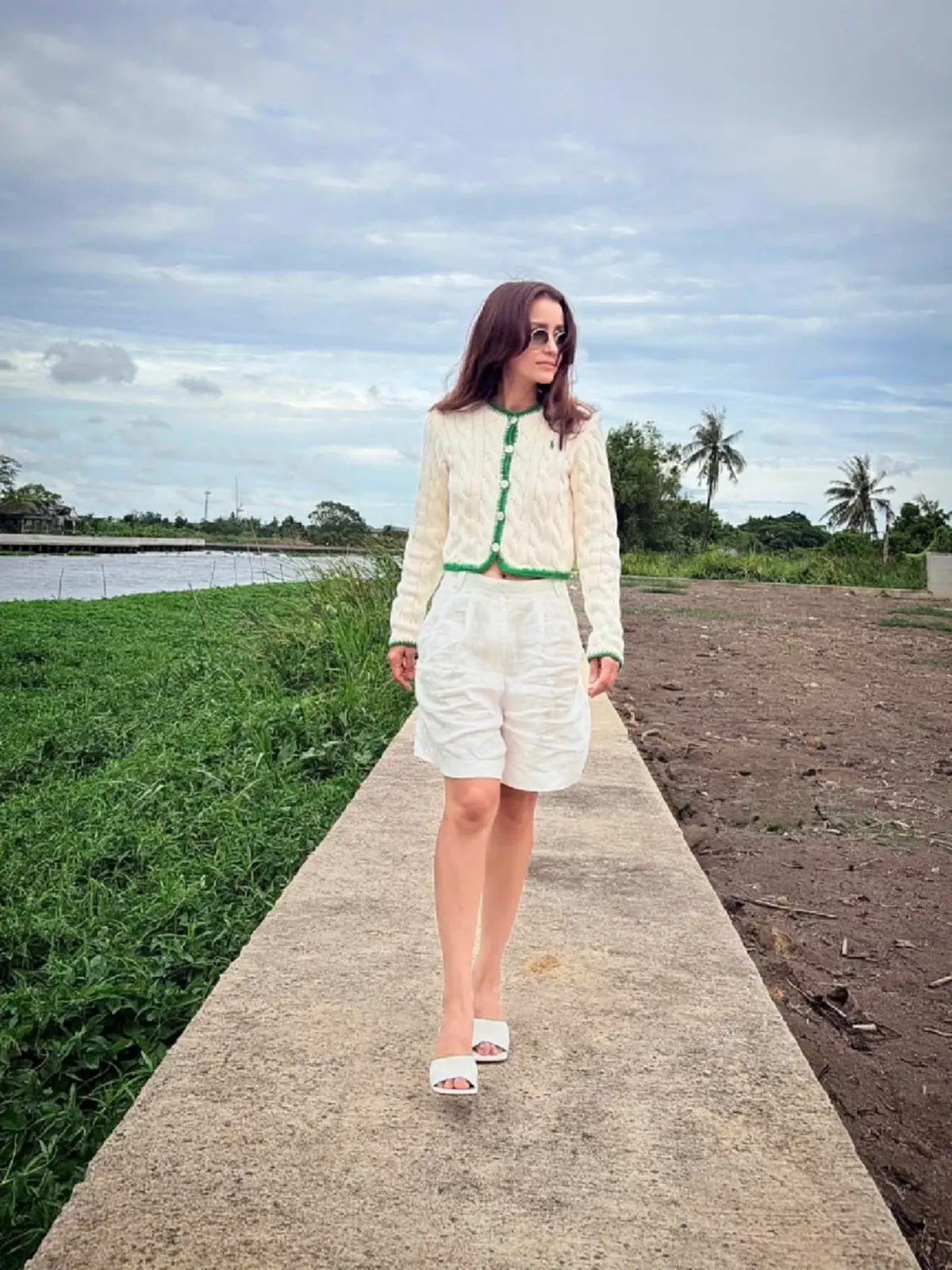 "แอน ทองประสม" อวดที่ดินผืนงาม แต่แฟนคลับหลุดโฟกัสสิ่งนี้ 