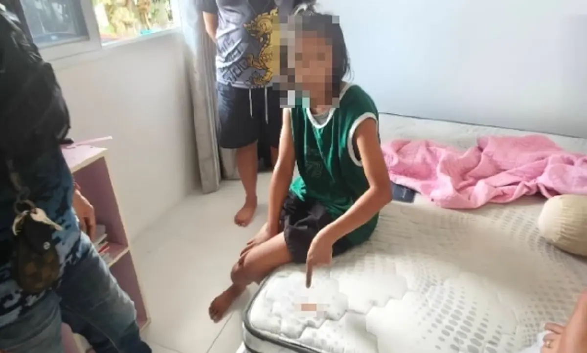 แม่สุดทน! แจ้งตำรวจจับลูกสาวคลั่งยา ดีดไม่หยุด พบยาบ้า 5 เม็ด