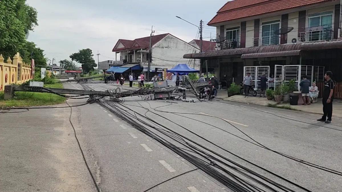 ฟอร์จูนเนอร์ซิ่งชนเสาไฟหาดใหญ่หักโค่น 7 ต้น คนขับทิ้งรถหนี