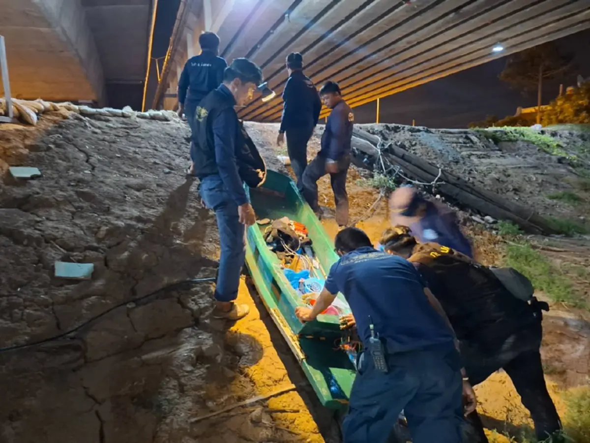 ลุยจับลักลอบหาปลา "ฤดูน้ำแดง" ยึดเรือ-เครื่องช็อตปลาเพียบ
