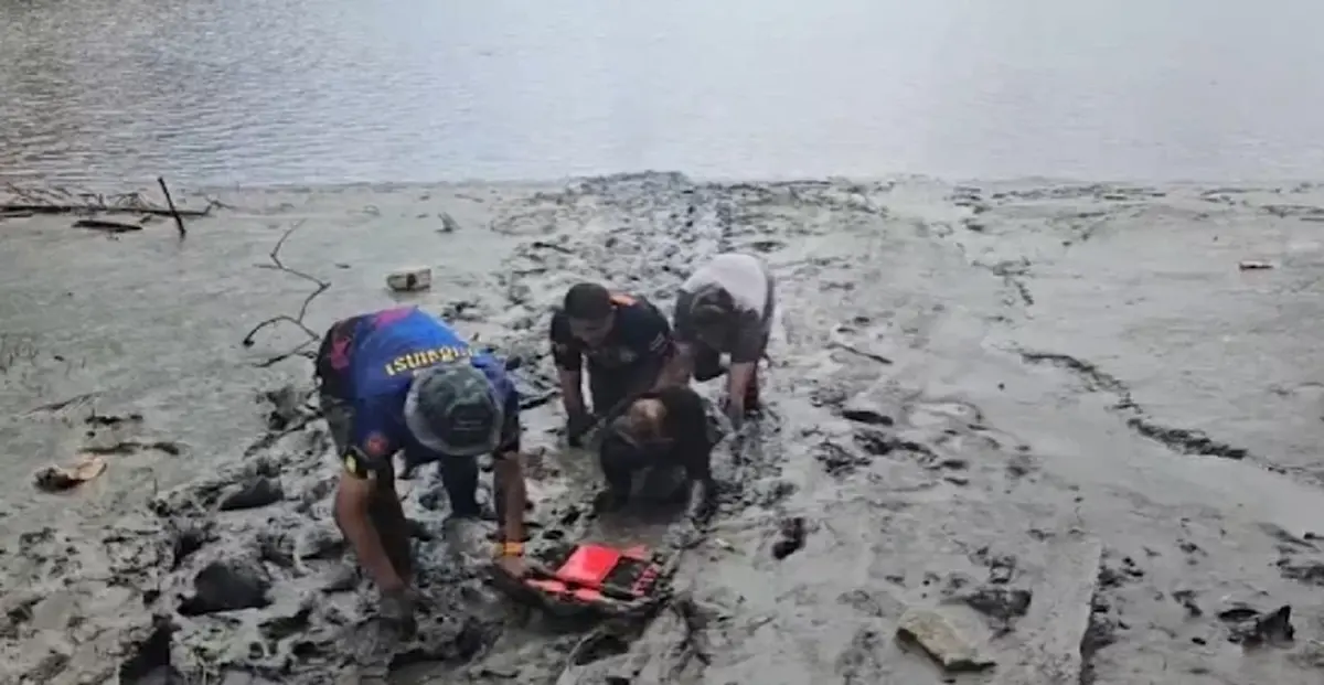 สาวทำบุญปล่อยปลา แต่ปลาดุกติดโคลนว่ายไม่ได้ เลยเดินลงไปช่วย