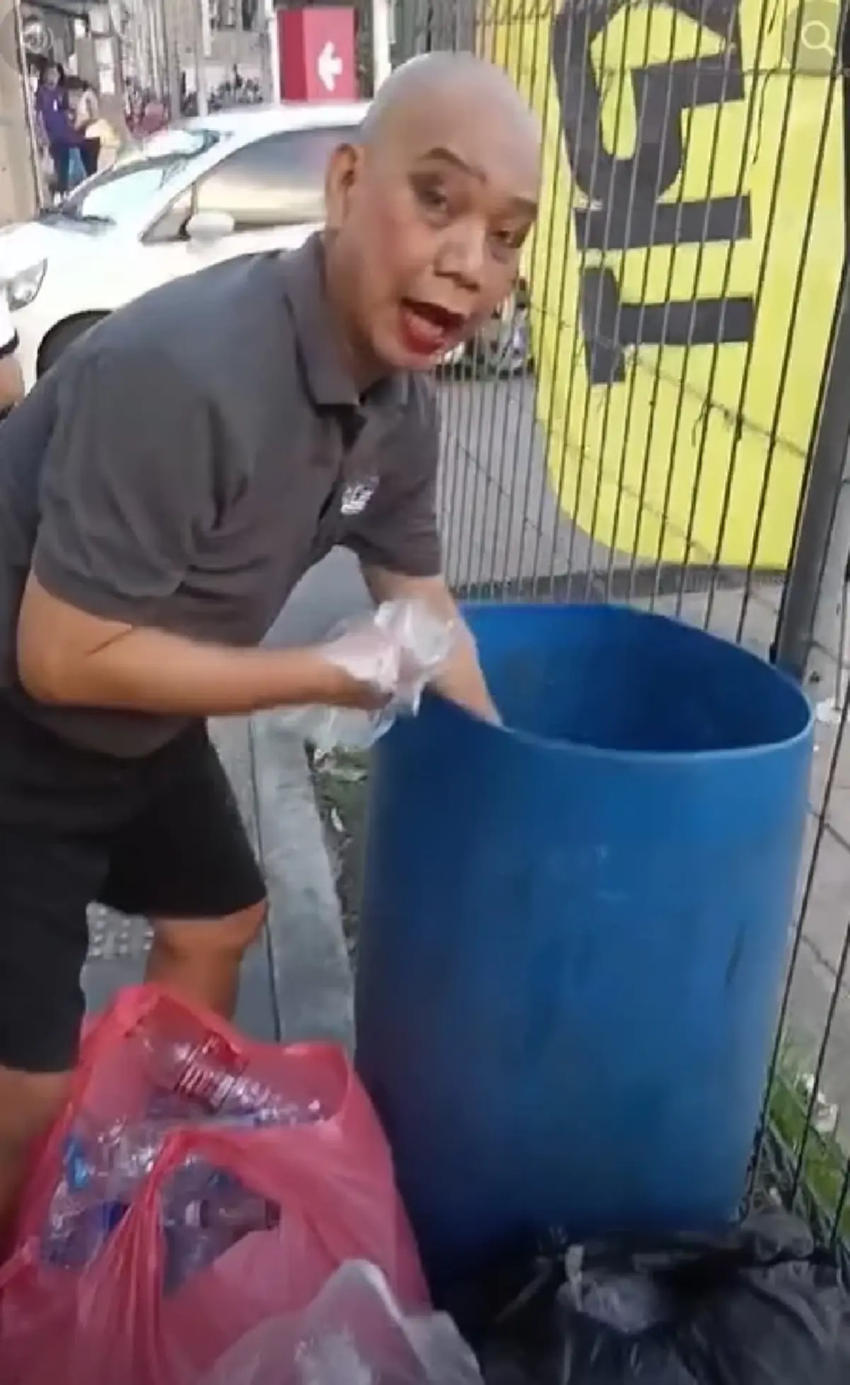 "อุ๊บ วิริยะ" ไม่อายทำกิน เดินเก็บขวดขาย หาเงินเลี้ยงลูกๆ 4 ขา