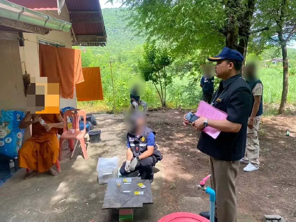 ผ้าเหลืองสะเทือน พระวัย 58 ถูกจับคาวัด พบยาบ้า-อุปกรณ์เสพครบ