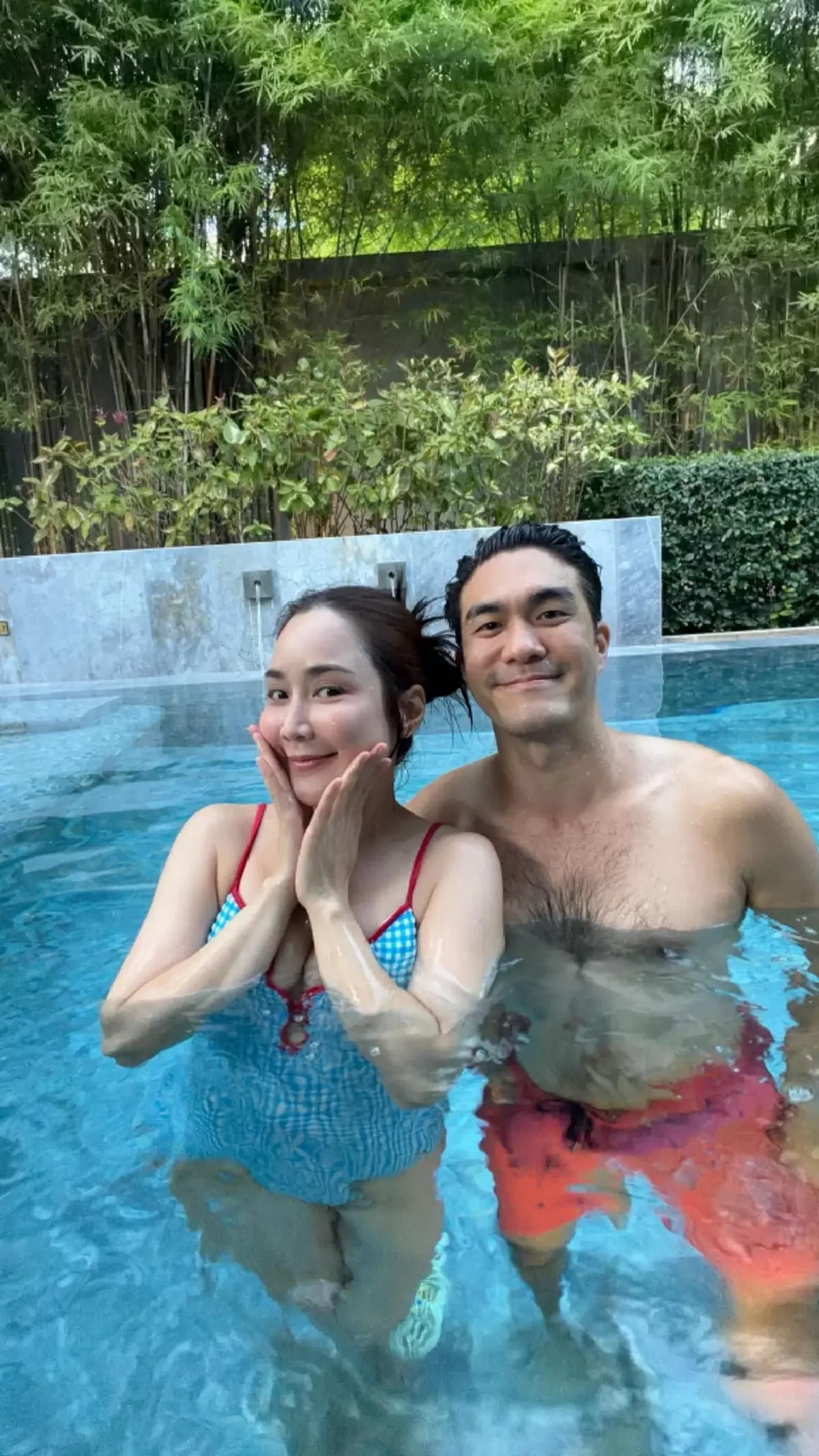 จั๊กจั่น อคัมย์ศิริ นุ่งชุดว่ายน้ำอวดหุ่นแซ่บ สาดชอตสวีตคู่สามี 