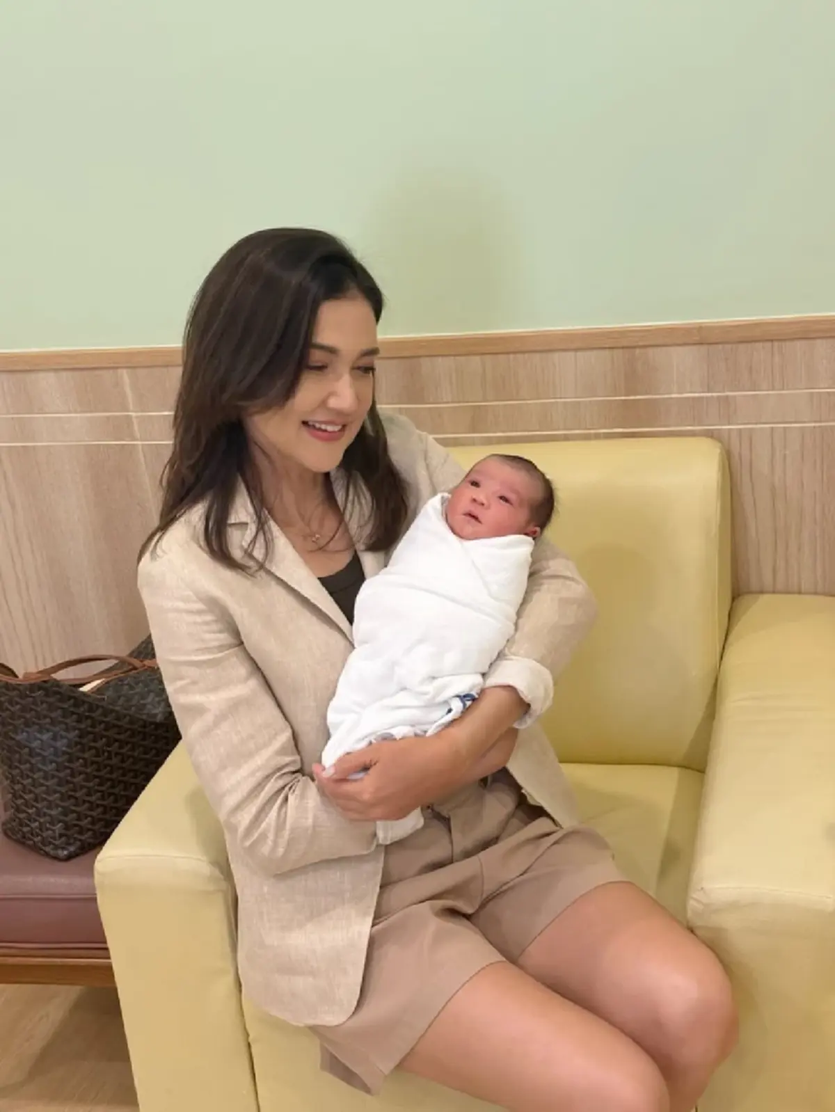 "แอน สิเรียม" เผยภาพรับขวัญหลานสาว "น้องไอย์" ลูก "นนนี่ นนลนีย์" 