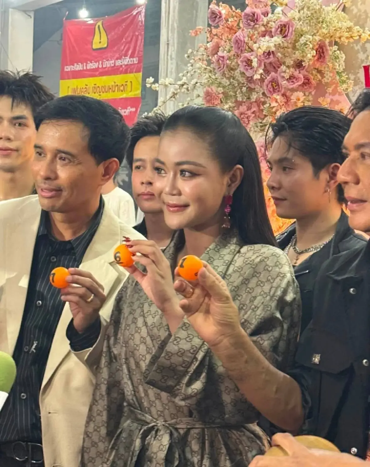 ส่องเลข ลำไย ไหทองคำ ล้วงไหงานรำลึก 34 ปี พุ่มพวง ดวงจันทร์