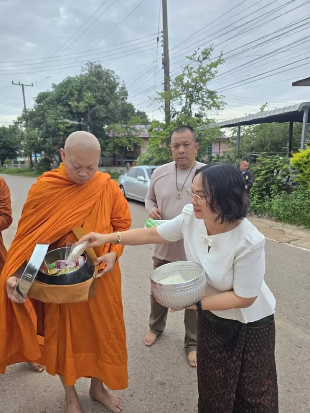 เปิดภาพ "แม่ทัพกุ้ง" อุปสมบทเรียบง่าย ออกบิณฑบาตแต่เช้า