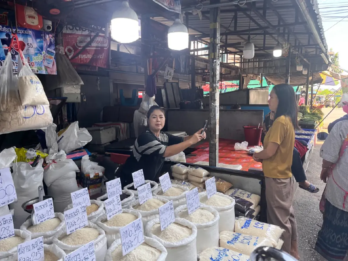 ไทยช่วยไทยพลัสวันแรก ทำตลาดเมืองเลยคึกคัก ชาวบ้านสแกนซื้อของ