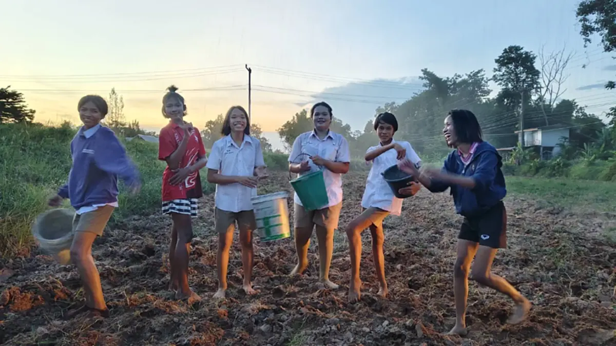 สีสันหลังเลิกเรียน! แก๊ง LGBTQ+ รร.ขนาดมอญฯ อาสาช่วยครูหว่านข้าว
